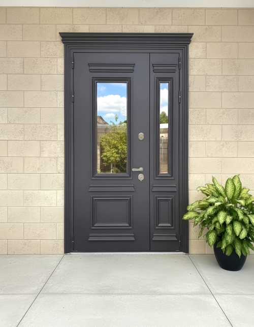 Полуторная дверь с карнизом и стеклами Полуторная дверь с карнизом и стеклами