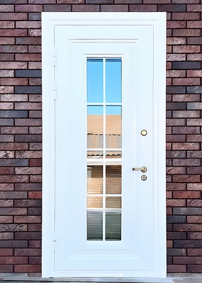 Белая уличная дверь в дом Белая уличная дверь в дом