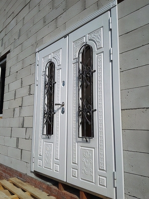 Двустворчатая белая дверь с ковкой