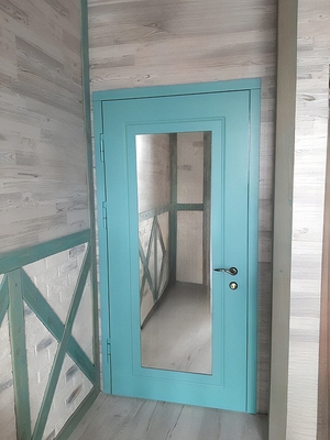 Окрашенная дверь с зеркалом Окрашенная дверь с зеркалом