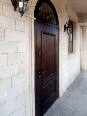 Входная дверь в загородном доме Входная дверь в загородном доме